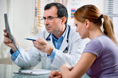 Ak sa objavia prvé príznaky osteochondrózy hrudnej oblasti, odporúča sa okamžite konzultovať s lekárom