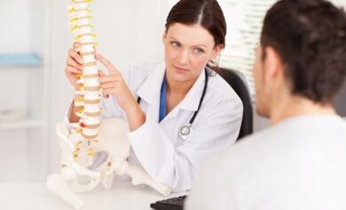 Lekár hovorí pacientovi o štádiách hrudnej osteochondrózy a ich prejavoch