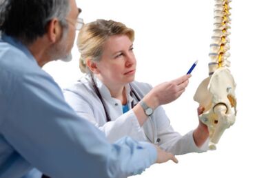 Lekár konzultuje s pacientom príznaky osteochondrózy hrudnej chrbtice