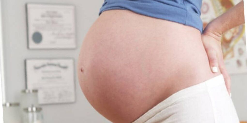 Počas tehotenstva ženy často pociťujú bolesti chrbta v bedrovej oblasti. 