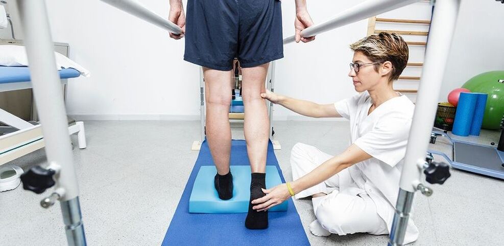 Fyzioterapeut, ktorý poučuje pacienta s artrózou kolena