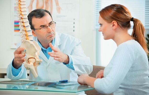 lekár zvolí vhodnú liečbu na liečbu cervikálnej osteochondrózy u ženy
